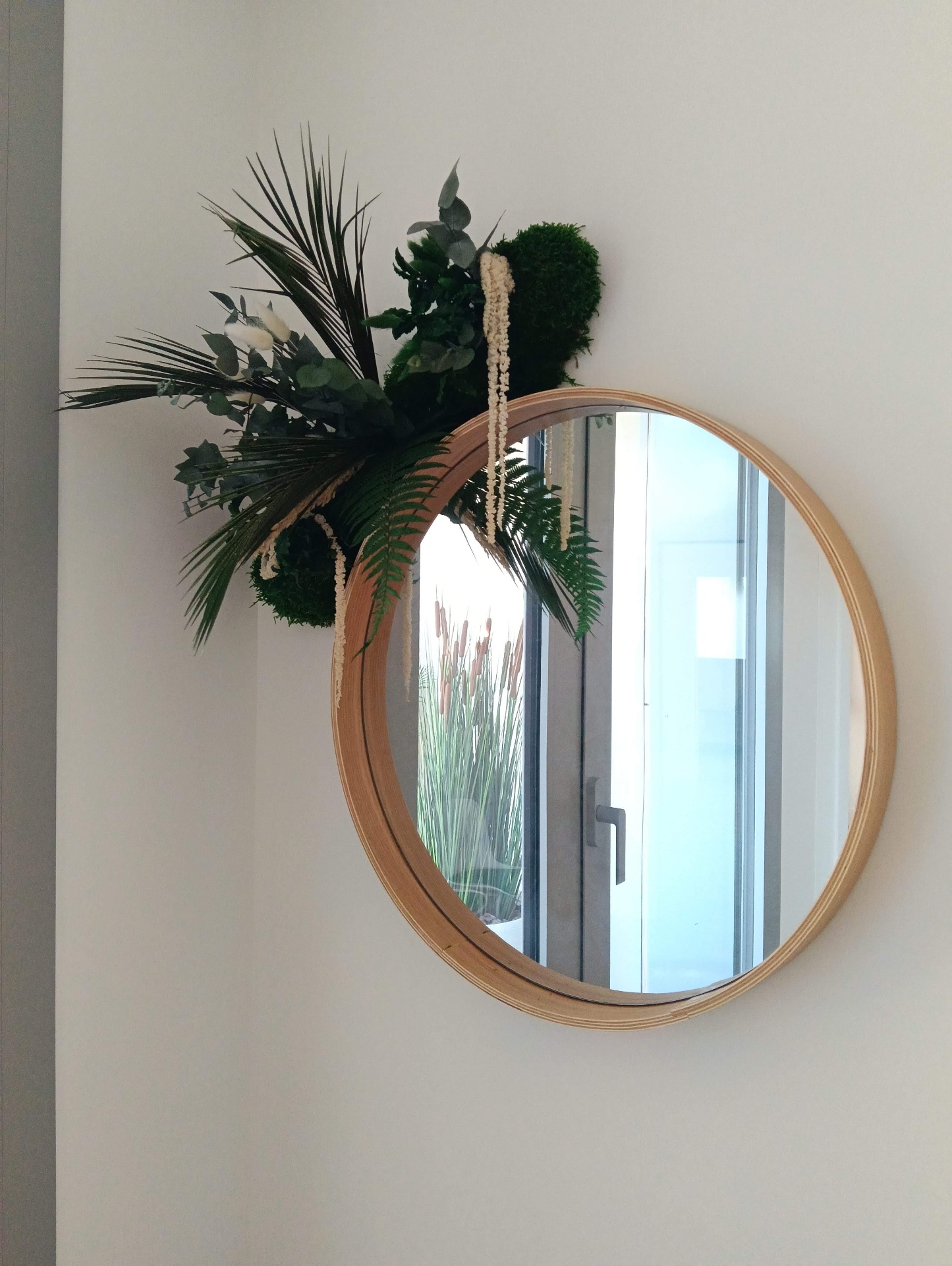 Fixation d'un miroir rond en bois clair dans un couloir — Aix-les-Bains